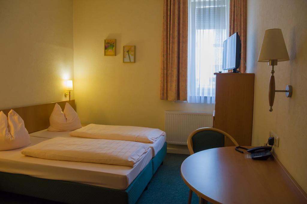Hotel Domizil Alte Post Püttlingen Zewnętrze zdjęcie